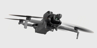 DJI Mini 5 Pro drone med fjernkontrol og Fly More Combo tilbehør vist på hvid baggrund.