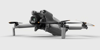 Grå DJI Mini 5 Pro kameradrone fra Fly More Combo sættet set skråt forfra.