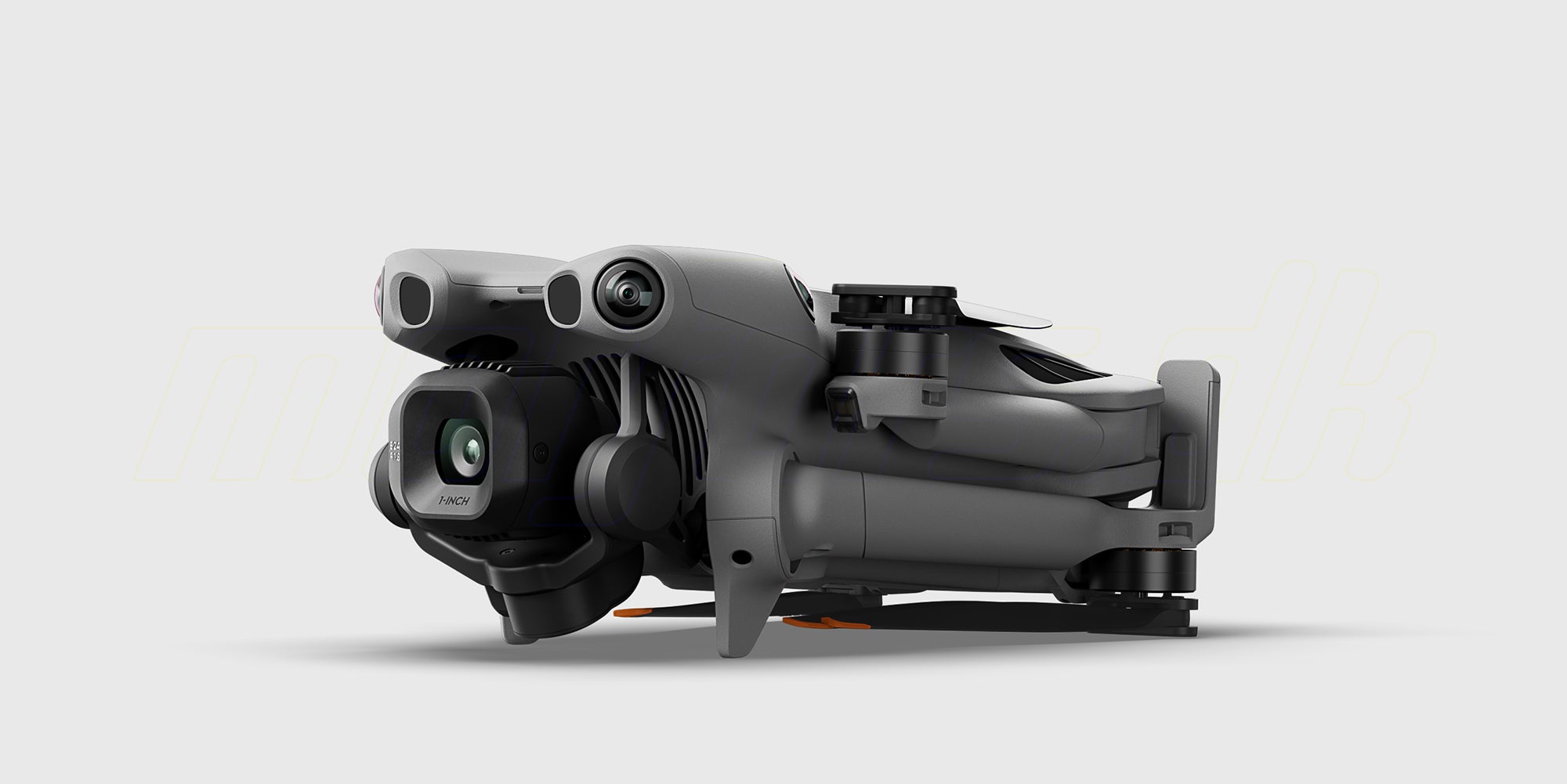 Sammenfoldet grå DJI Mini 5 Pro drone fra Fly More Combo sættet klar til transport i en taske.