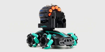 Sort hvid Drift Shooter fjernstyret bil med dæk designet til drift og hurtig kørsel på jævne overflader.