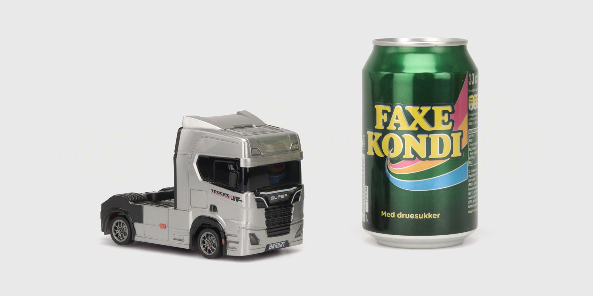 Rød fjernstyret drift truck med aerodynamisk karosseri og dæk optimeret til indendørs drifting.