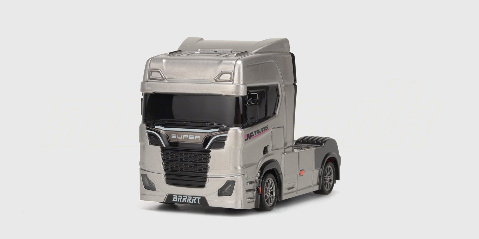 Fjernstyret hvid drift truck med sorte detaljer og spoiler set skråt forfra på hvid baggrund.