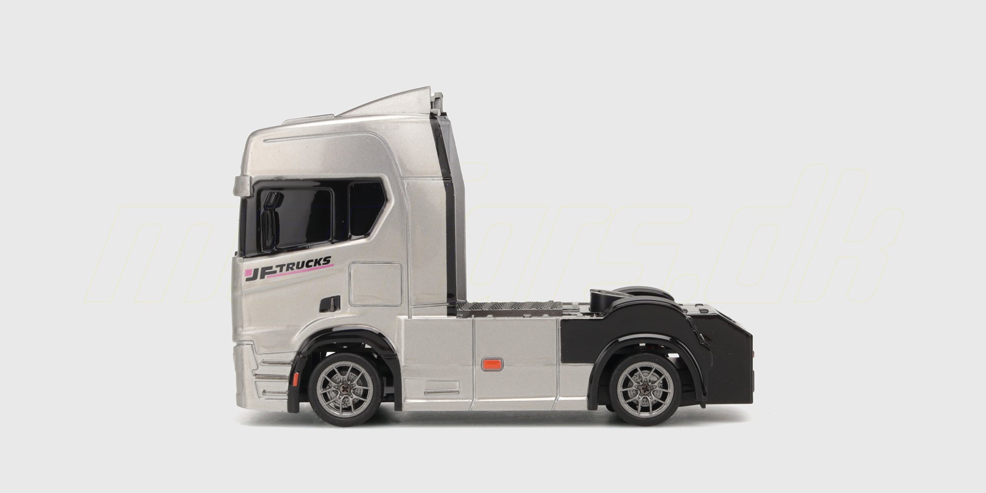 Sort Drift Truck fjernstyret lastbil med hvide detaljer og store dæk set fra siden på en hvid baggrund.