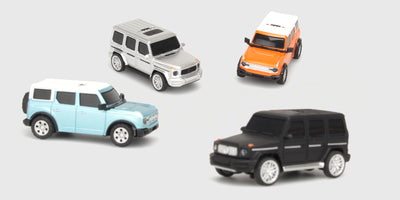 Lille sort Mini FPV Car med monteret kamera set fra siden klar til kørsel.