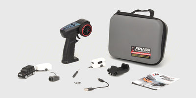 Komplet Mini FPV Car sæt med bil, fjernstyring og VR-briller pænt organiseret i en praktisk sort transporttaske.