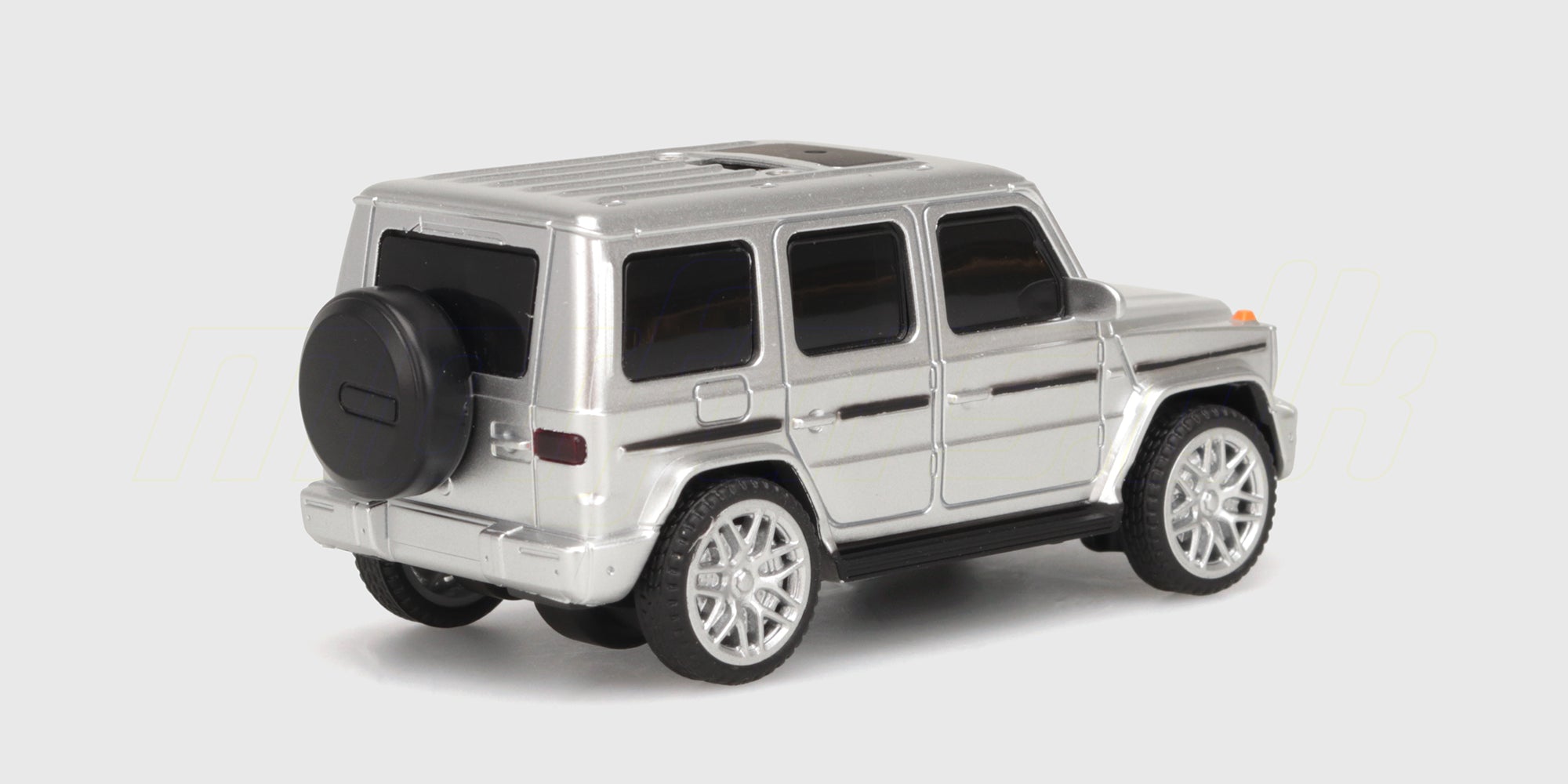 Sølvfarvet Mini FPV Car med indbygget kamera set forfra i et kompakt og hurtigt design.