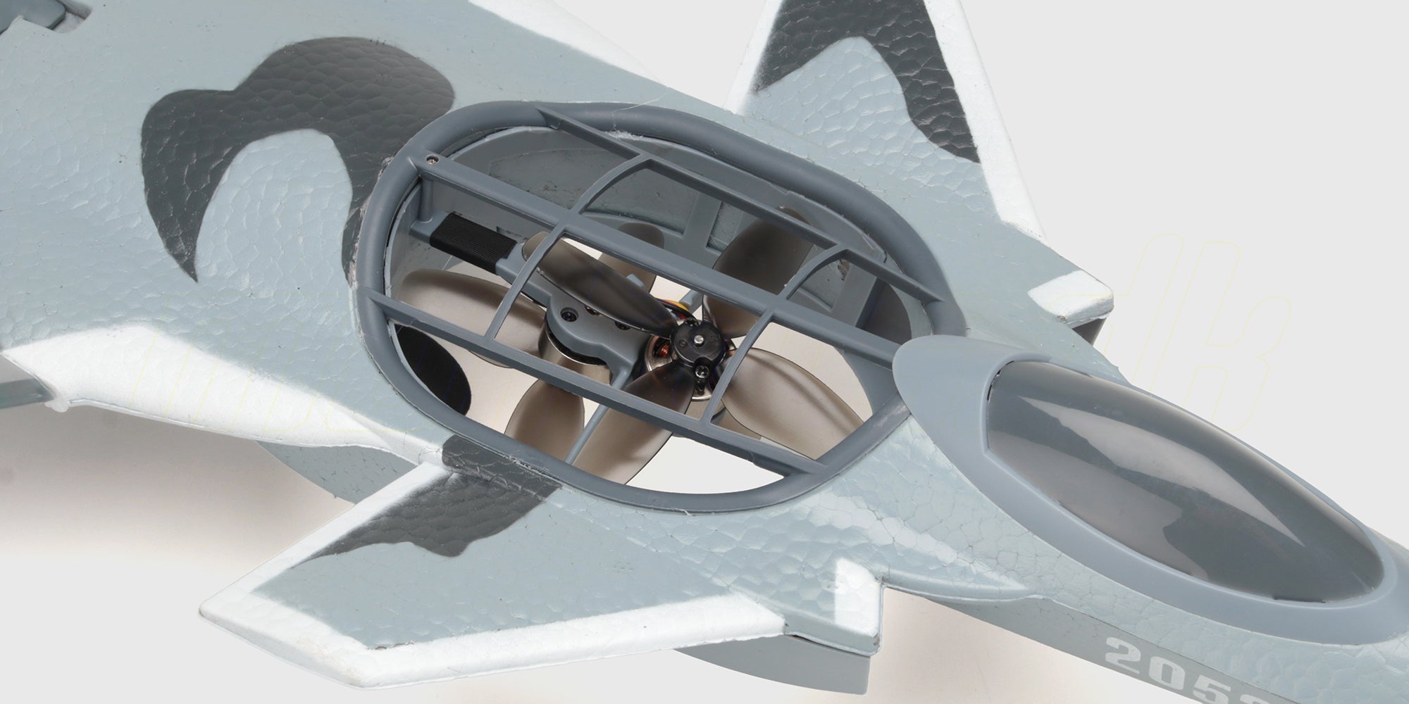 Grå Fighter Jet Brushless fjernstyret fly i luften med detaljeret cockpit og jetmotor.