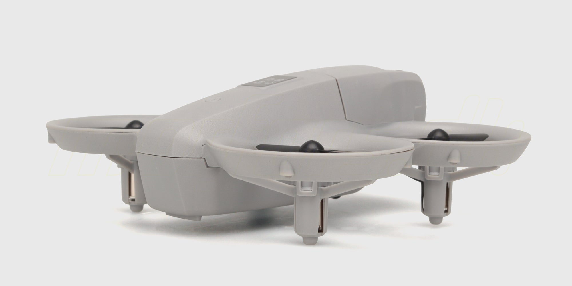 Sort Drone GT3 i luften med beskyttelsesringe om propellerne set skråt forfra.