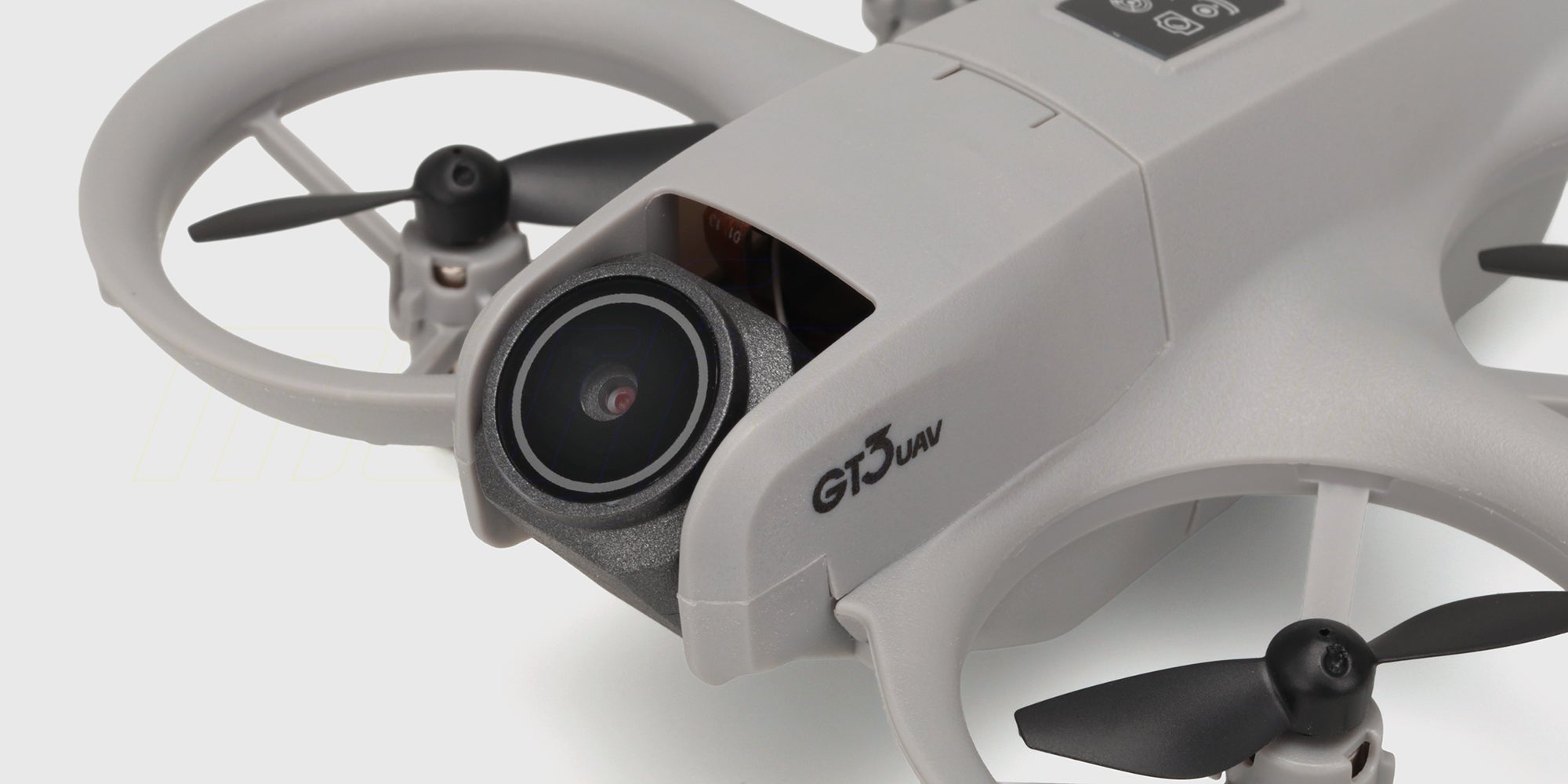Sort Drone GT3 i luften set fra siden med kameraet vinklet nedad mod jorden.