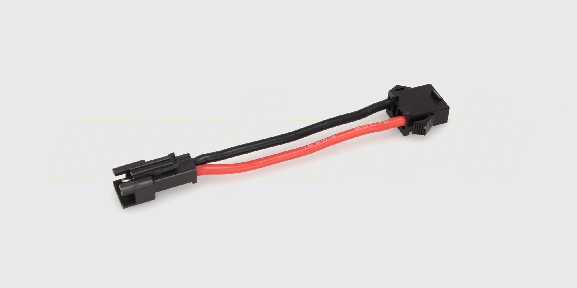 Sort SMP 4-pin adapterstik med ledninger til tilslutning i fjernstyrede biler vist på hvid baggrund.