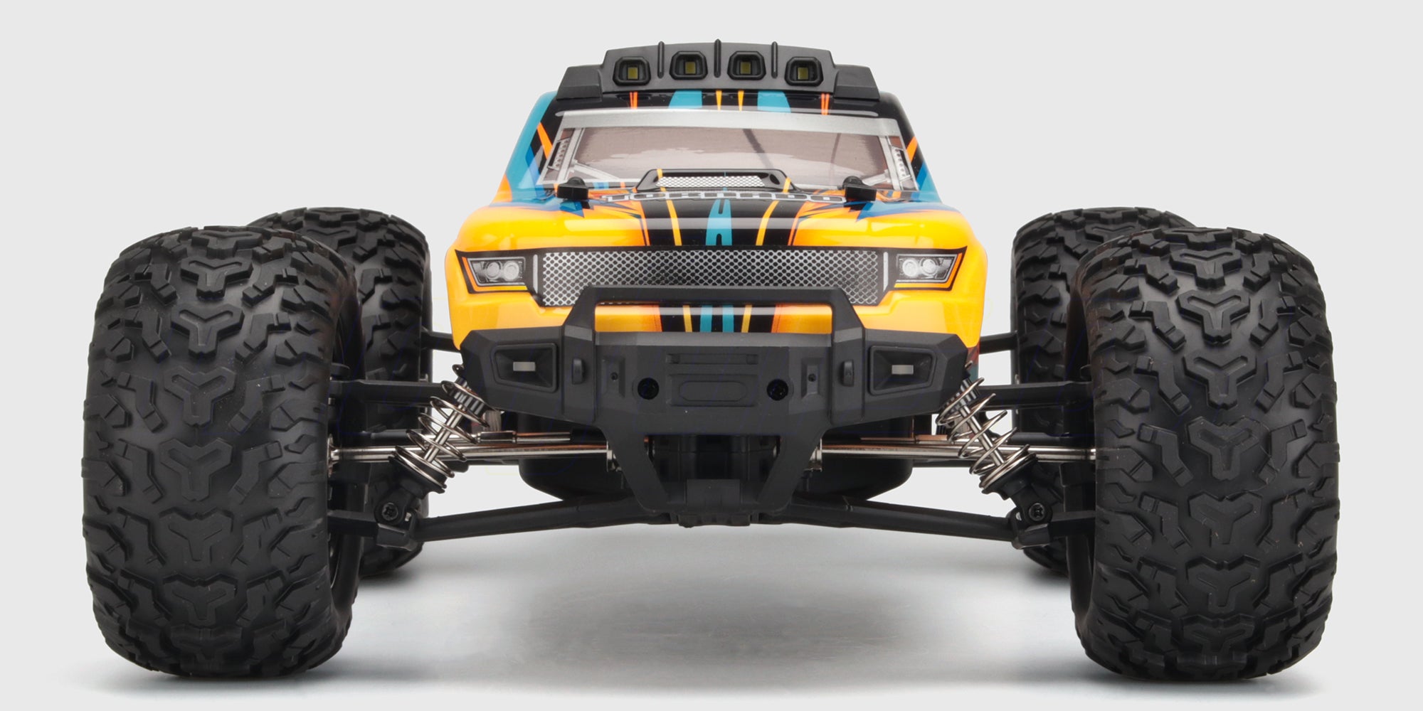 Nærbillede af Tornado Brushless fjernstyret bil med tændt LED-lys i kofangeren.