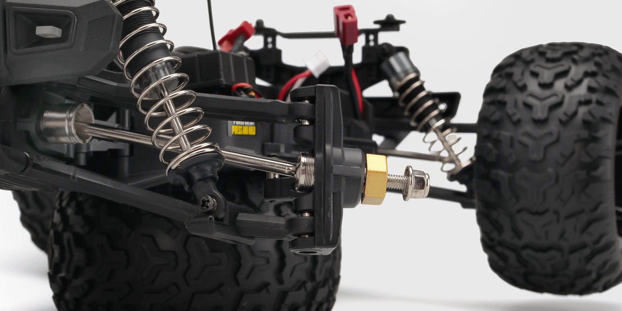 Undervognen på en Tornado Brushless fjernstyret bil med kraftige trækaksler og tandhjul i metal.