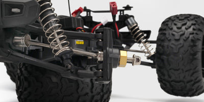 Undervognen på en Tornado Brushless fjernstyret bil med kraftige trækaksler og tandhjul i metal.