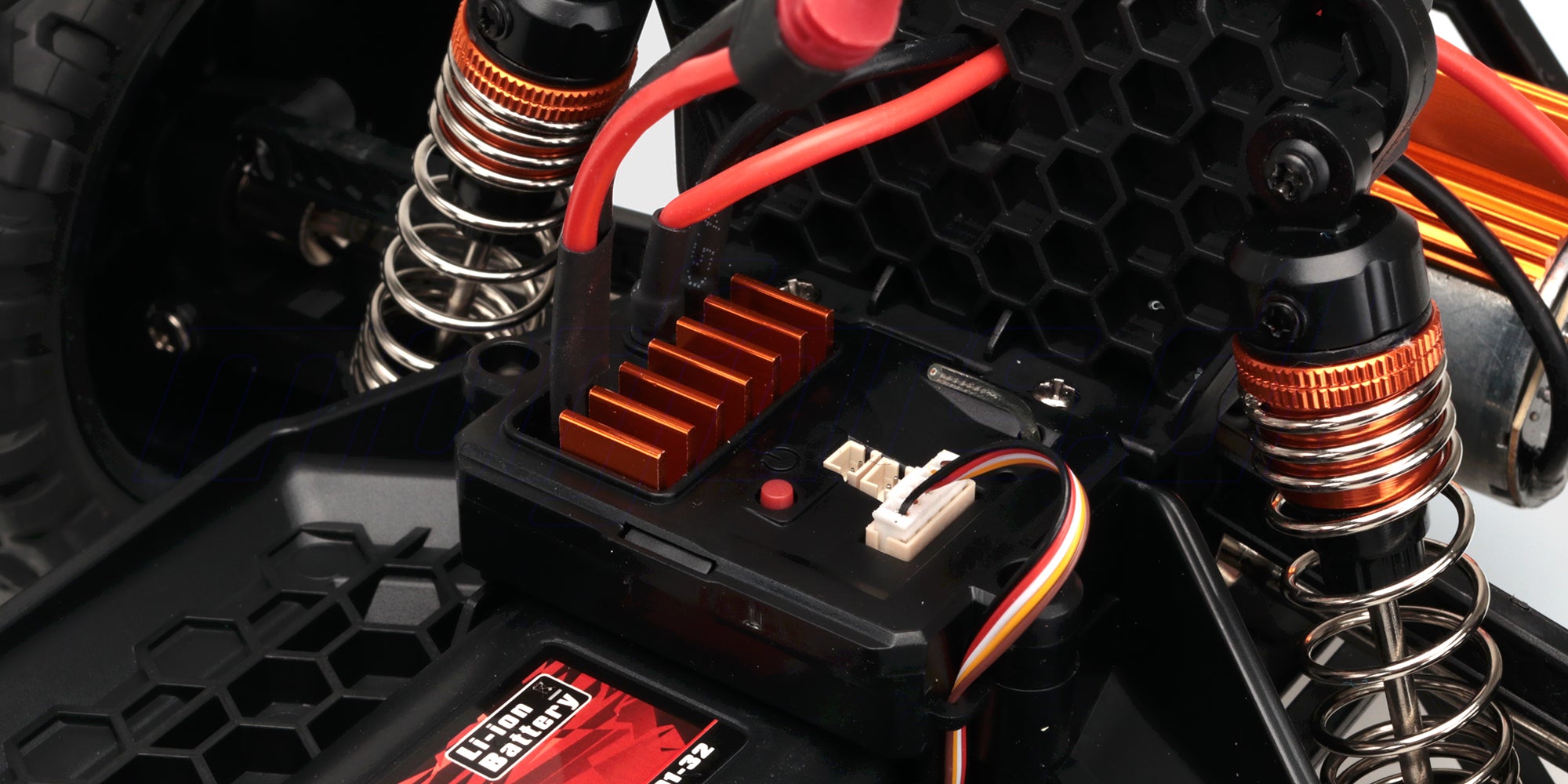 Nærbillede af hammer med sort og gult greb til reparation af fjernstyrede biler.