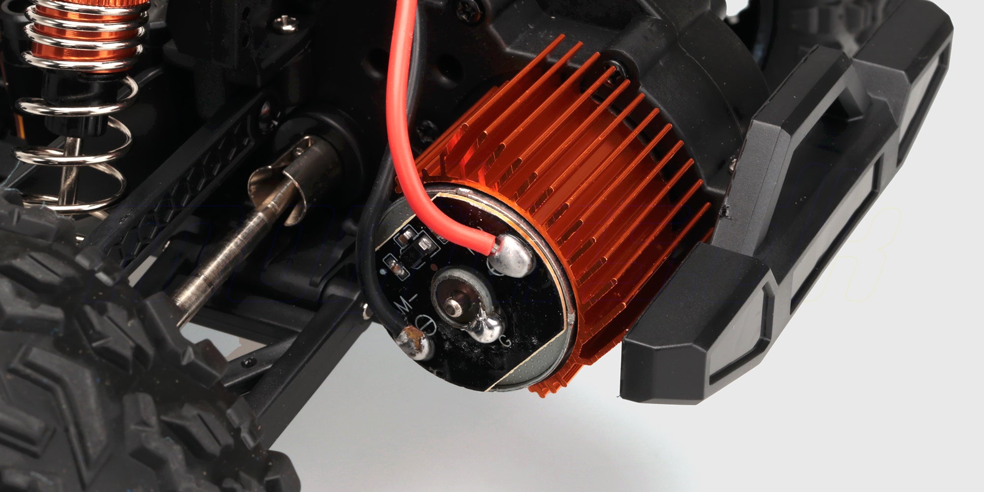 Lille hobbyhammer med blåt håndtag og dobbelt hoved til reparation af fjernstyrede biler.