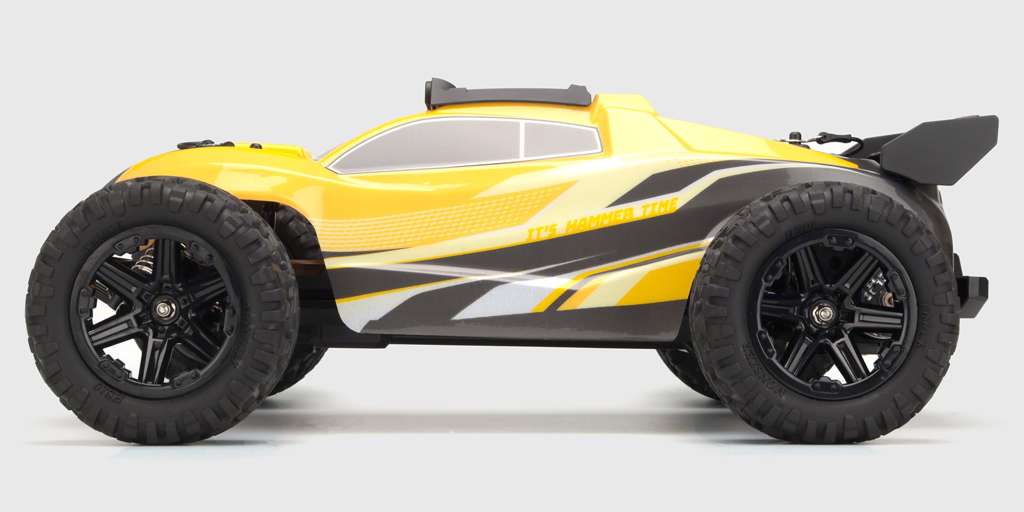 Gul hammer med sort greb og metalslagflade til reparation af fjernstyrede biler.