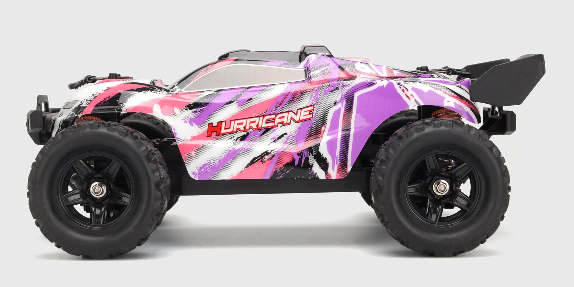 Sort Hurricane 2.0 fjernstyret bil med orange detaljer og store offroad-hjul vist fra siden på hvid baggrund.