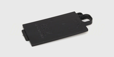 Sort batteridæksel i plast til Hurricane fjernstyret bil vist på en hvid baggrund.