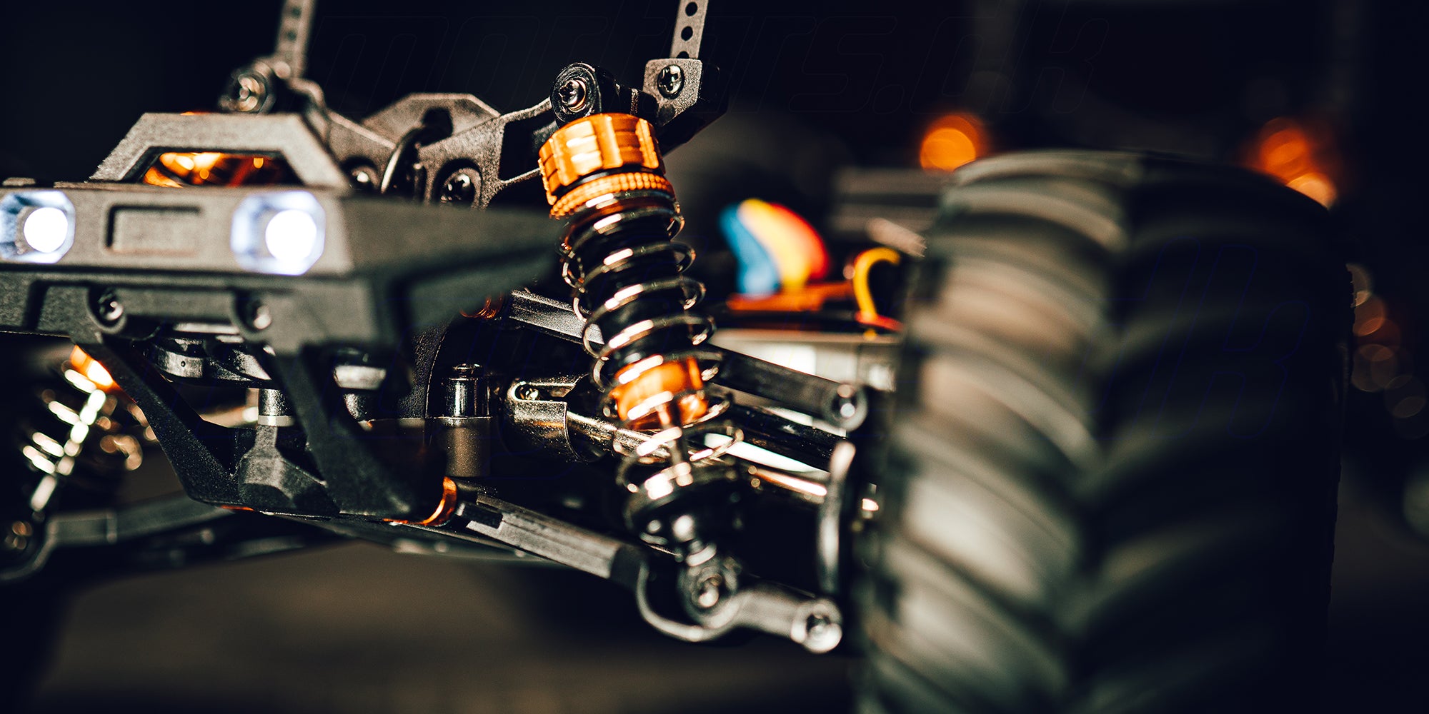 Hurricane XL Monster Truck Brushless i fuld fart gennem vandpytter og mudder i terrænet.