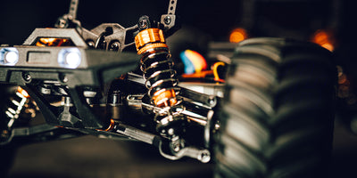 Hurricane XL Monster Truck Brushless i fuld fart gennem vandpytter og mudder i terrænet.