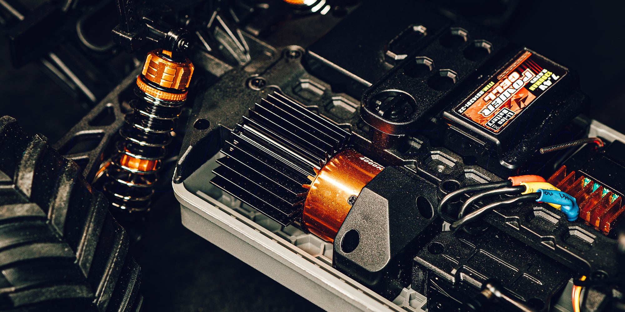 Orange Hurricane XL Monster Truck Brushless fjernstyret bil i fuld fart på en grusvej.