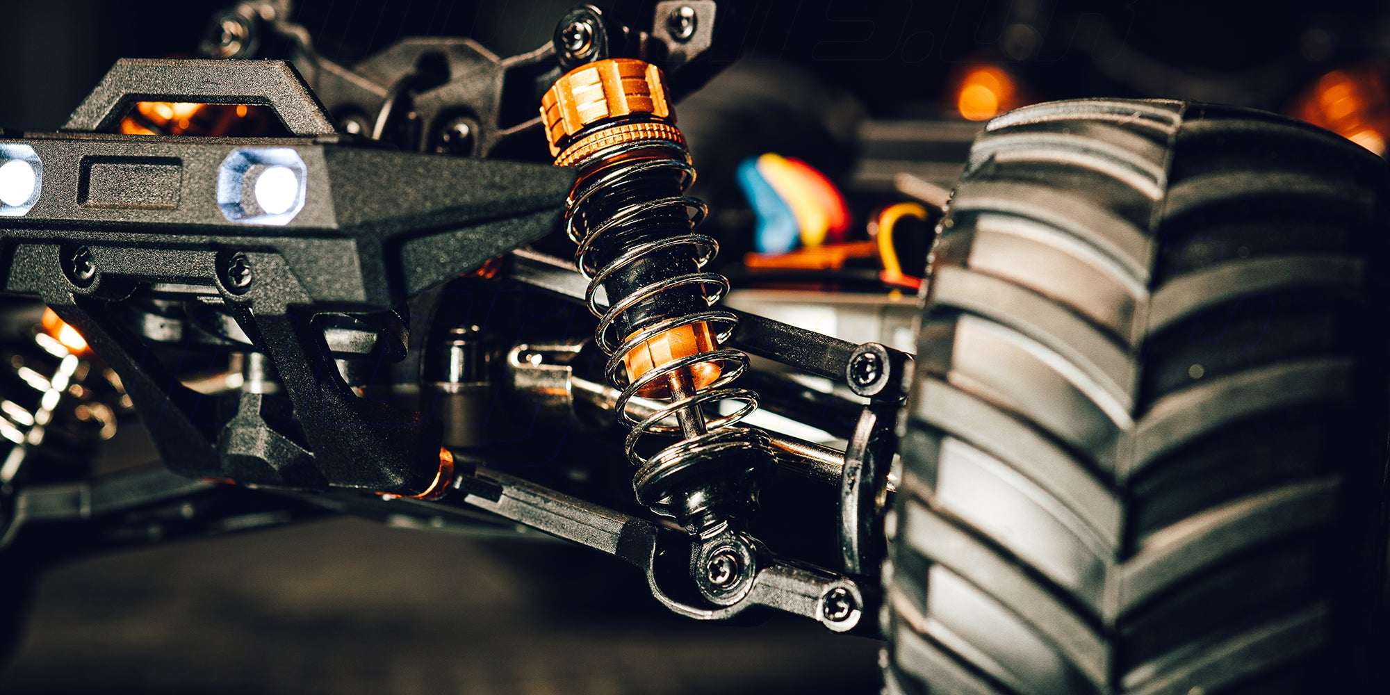 Hurricane XL Monster Truck kører gennem vandpytter og mudder i terræn med høj fart.