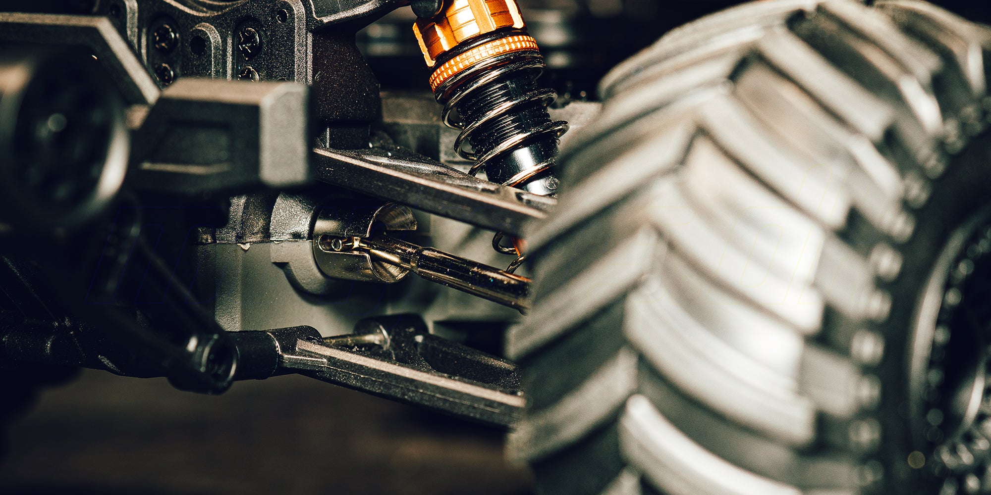 Hurricane XL brushless monster truck i fuld fart gennem terrænet på en støvet grusvej.