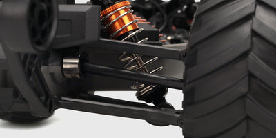 Nærbillede af de robuste dæk og affjedring på en Hurricane XL Monster Truck fjernstyret bil.