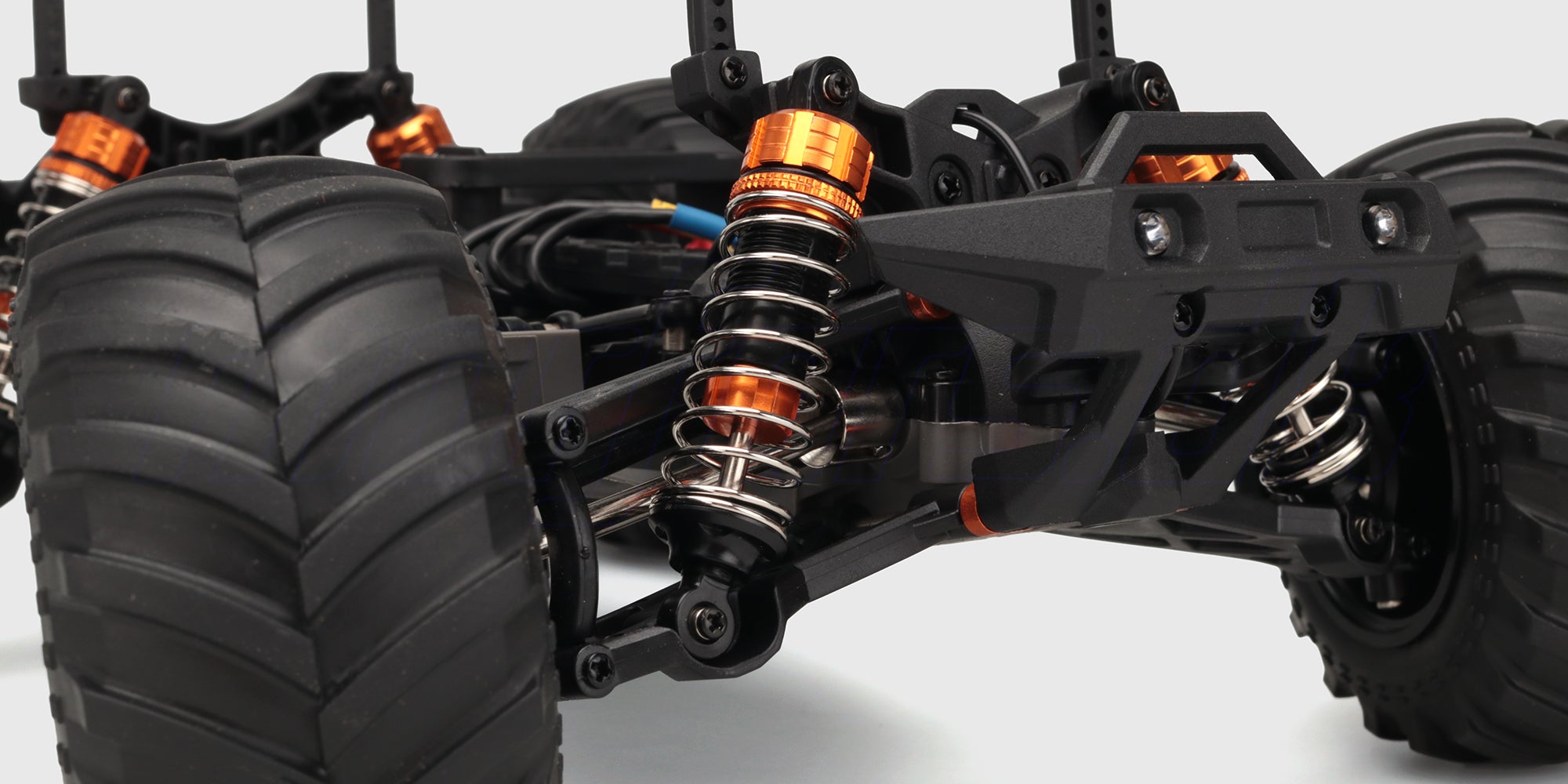 Hurricane XL Monster Truck Brushless med kraftige hvide LED-lys monteret på fronten.