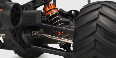 Nærbillede af Hurricane XL Monster Truck Brushless med fokus på de blå oliestøddæmpere og den robuste affjedring.