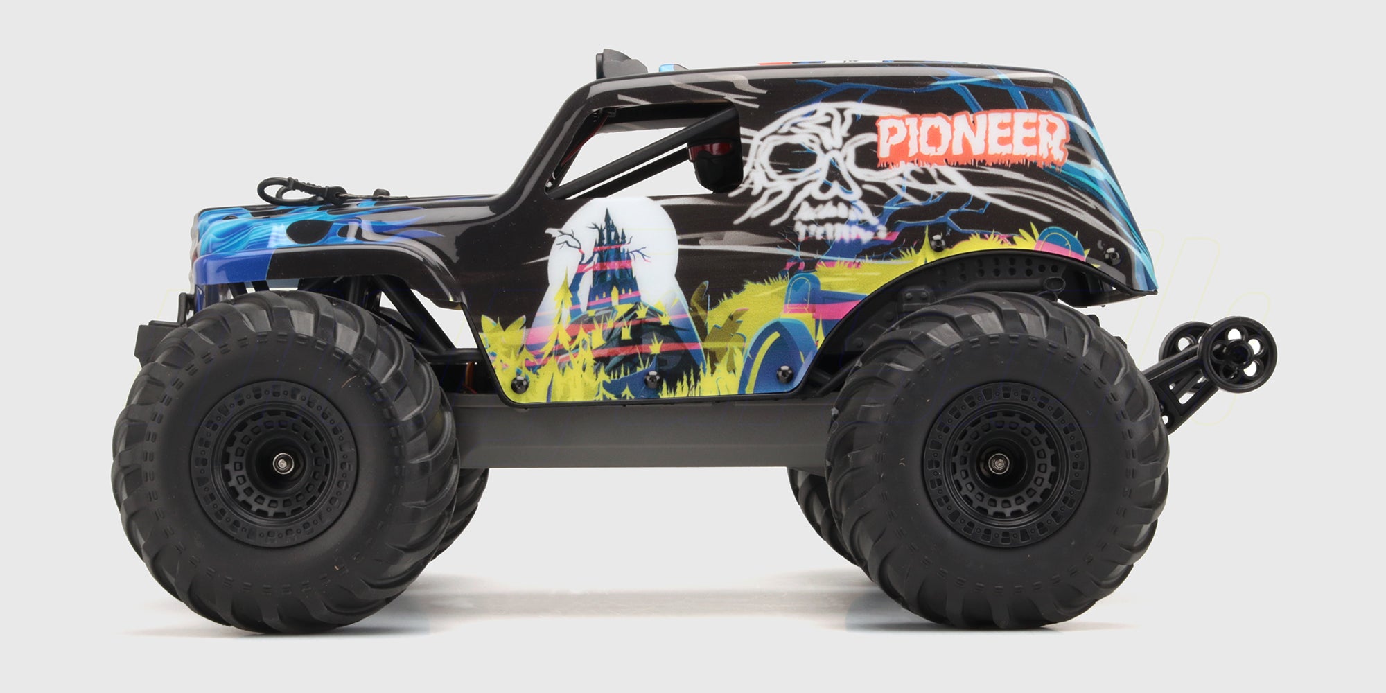 Blå Hurricane XL brushless monster truck i 1:10 skala med store offroad hjul og robust chassis set skråt forfra.