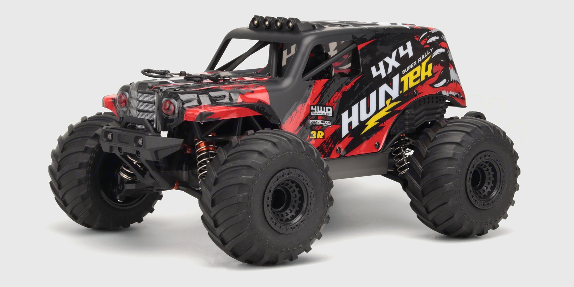 Rød Hurricane XL monster truck med store offroad-hjul og robust chassis set skråt forfra på hvid baggrund.