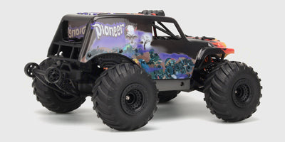 Sort Hurricane XL brushless monster truck med store offroad-hjul vist fra siden på hvid baggrund.
