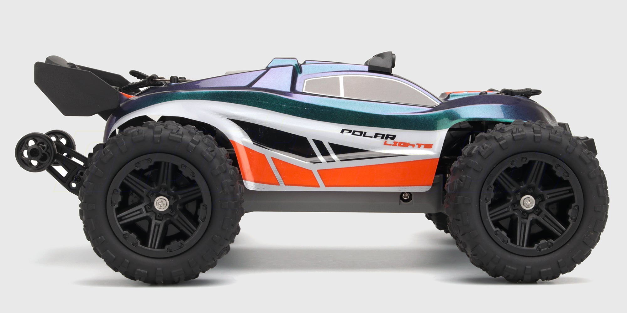 Grøn Hurricane XL fjernstyret bil med store offroad-hjul i høj fart gennem mudder og vand.