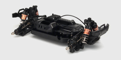 Komplet Hurricane chassis i sort plast til fjernstyret bil set oppefra på en hvid baggrund.