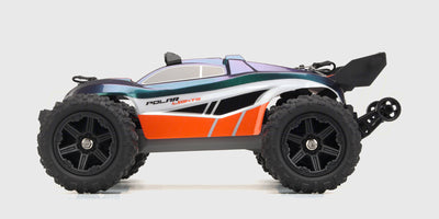 Grøn Hurricane XL Brushless fjernstyret bil med store offroad-hjul i fuld fart på en grusvej.