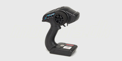 Hurricane XL Brushless fjernstyret speedbåd med strømlinet gult skrog og kraftfuld motor til ræs på vandet.