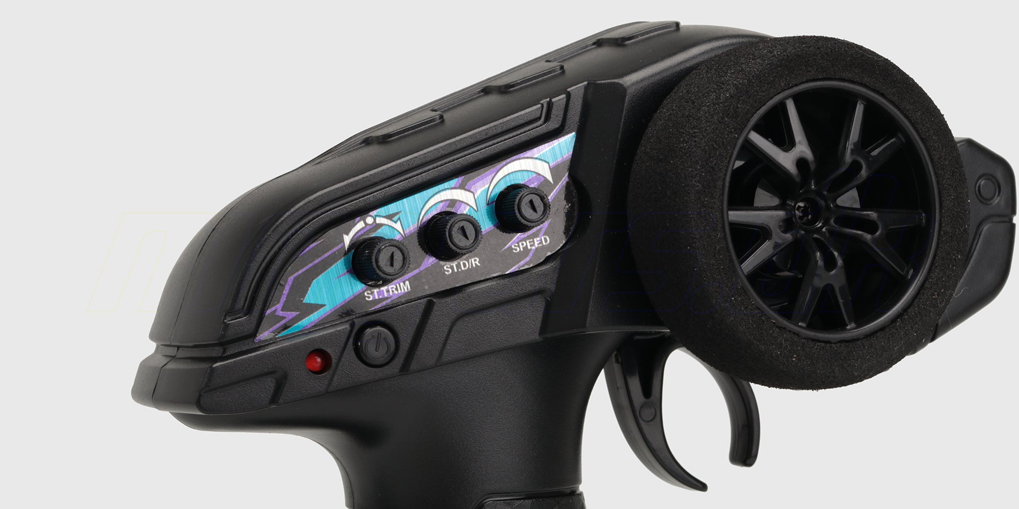 Grøn Hurricane XL Brushless fjernstyret bil med store offroad-hjul vist fra siden på en hvid baggrund.