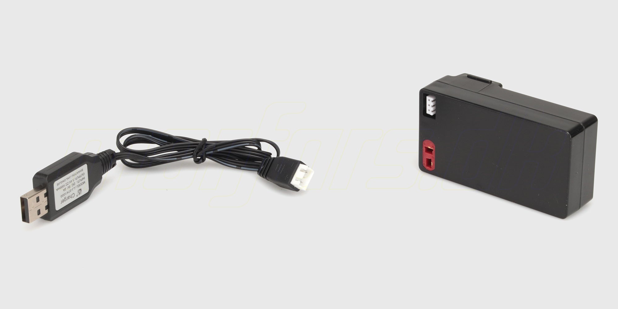 Sort Hurricane XL Brushless fjernstyret båd set skråt forfra med detaljeret dæk og kabine.