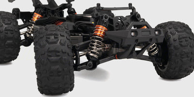 Sort Hurricane XL Brushless fjernstyret bil i fuld fart på en grusvej med støvskyer bag sig.