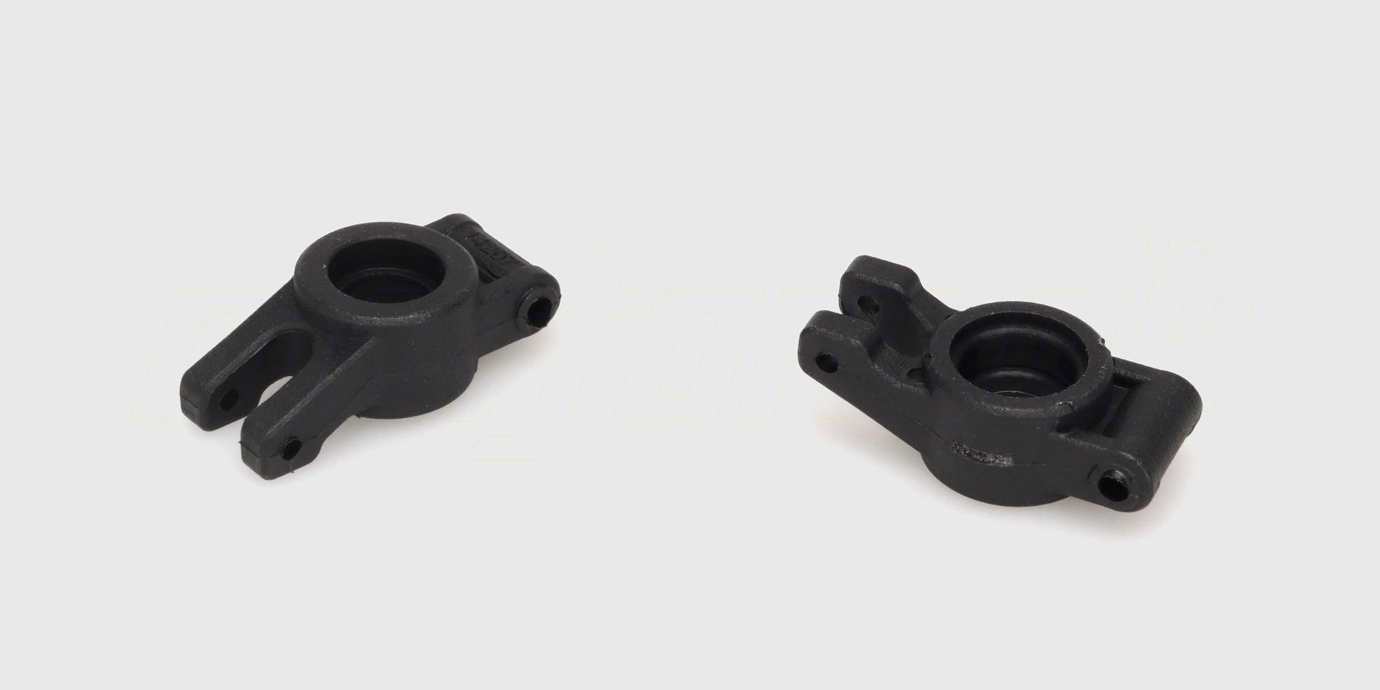 To sorte HyperGo Drift Rear Hubs reservedele i plast til baghjulsophæng på en fjernstyret bil.