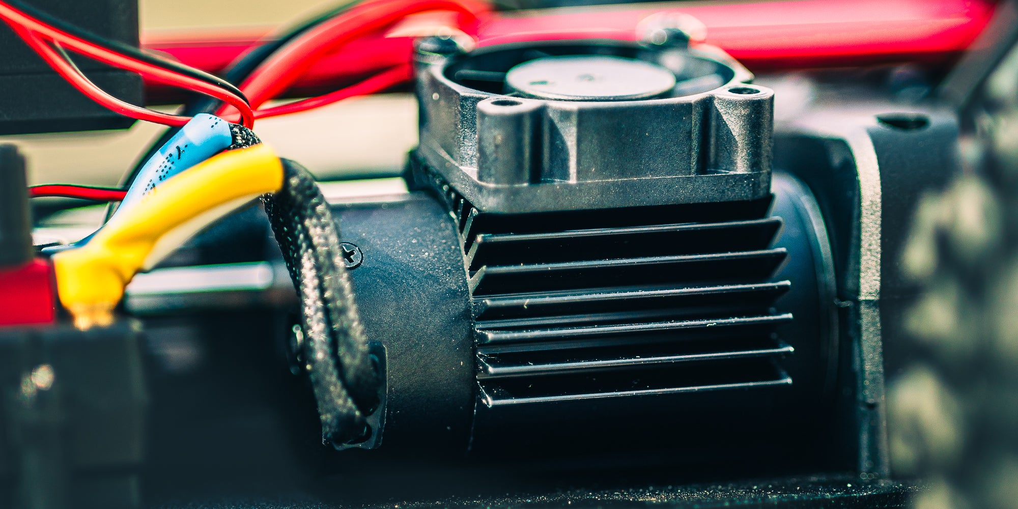 HyperGo EXtreme fjernstyret bil kører gennem mudder og vand med høj fart i terræn.