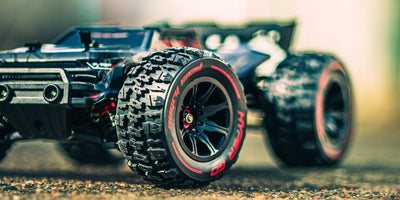 HyperGo EXtreme fjernstyret bil kører gennem vandpytter i høj fart i terrænet.