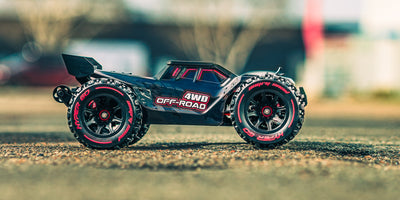 HyperGo EXtreme fjernstyret bil i fuld fart på en grusvej med støv hvirvlende bag hjulene.