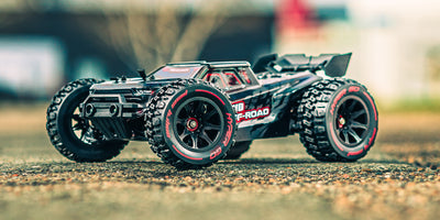 HyperGo EXtreme fjernstyret truck i fuld fart gennem vandpytter og mudret terræn.