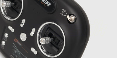 Sort fjernbetjening til Top Hunter helikopter med kontrolpinde og knapper til præcis flyvning.