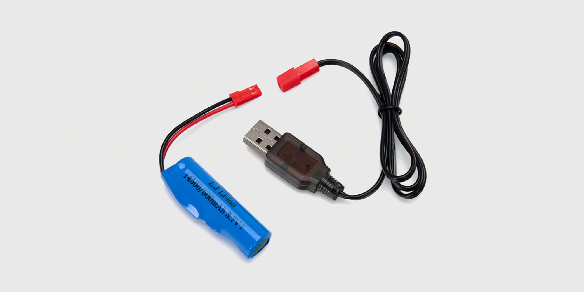 Grøn fjernstyret traktor med rød anhænger fyldt med træstammer, der kører i græsset udendørs.