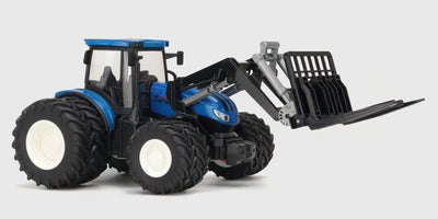 Grøn fjernstyret traktor med store dæk og rød anhænger vist på en hvid baggrund.