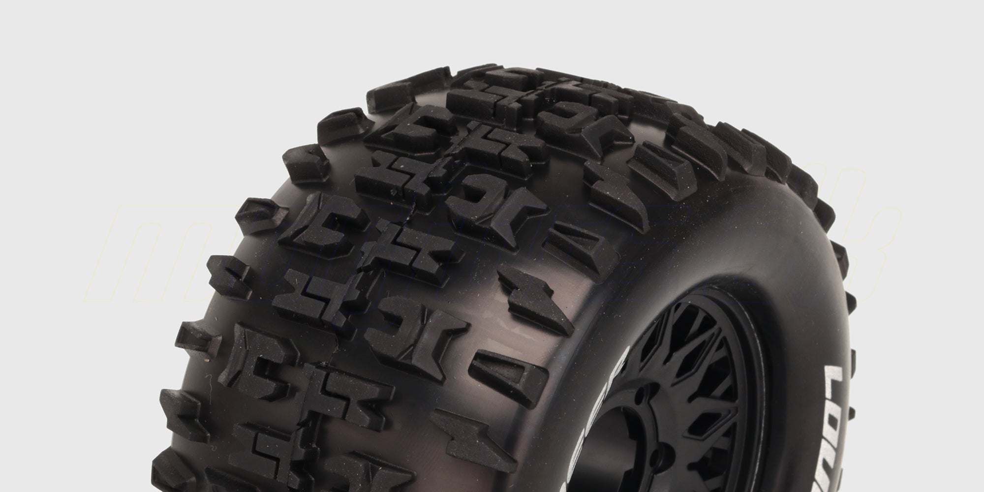 To sorte MT-Pioneer monster truck hjul med groft dækmønster og sorte fælge til fjernstyrede biler.