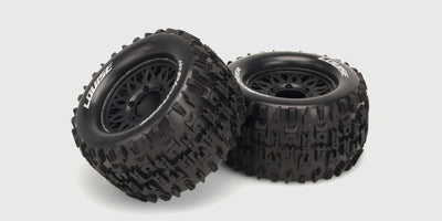 To sorte MT-Pioneer monster truck hjul med groft dækmønster og sorte fælge til fjernstyrede biler.